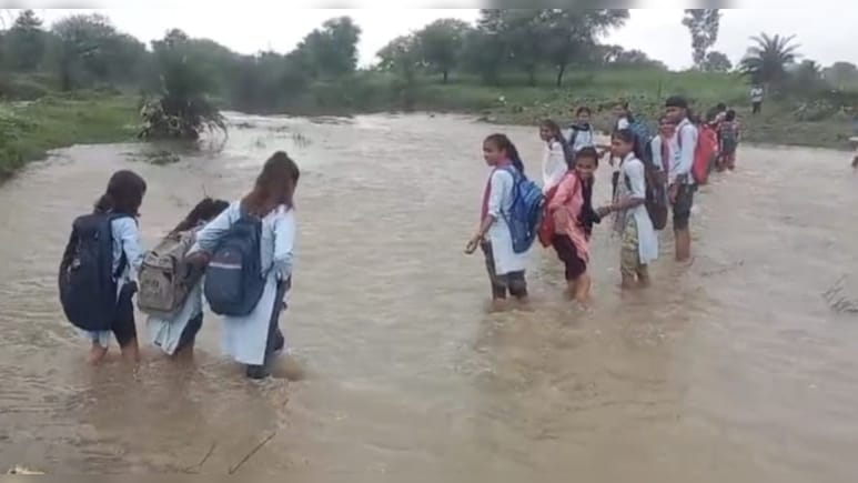 बारां में रोज जान जोख&zwj;िम में डाल रहे बच्&zwj;चे, बेथली नदी के नाले को पार कर जाते हैं स्कूल&nbsp;