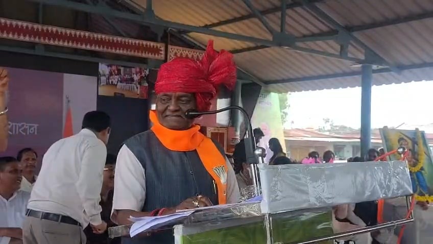 मंच पर पन्नालाल शाक्य ने दिया महिलाओं को लेकर बयान. मंच पर पन्नालाल शाक्य ने दिया महिलाओं को लेकर बयान.