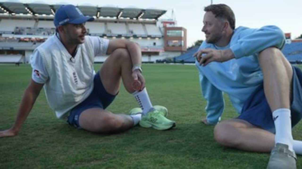ENG vs PAK: रॉबिन्सन और टंग का अनोखा कारनामा, 5-5 विकेट लेने के बाद गेंद के किए दो टुकड़े