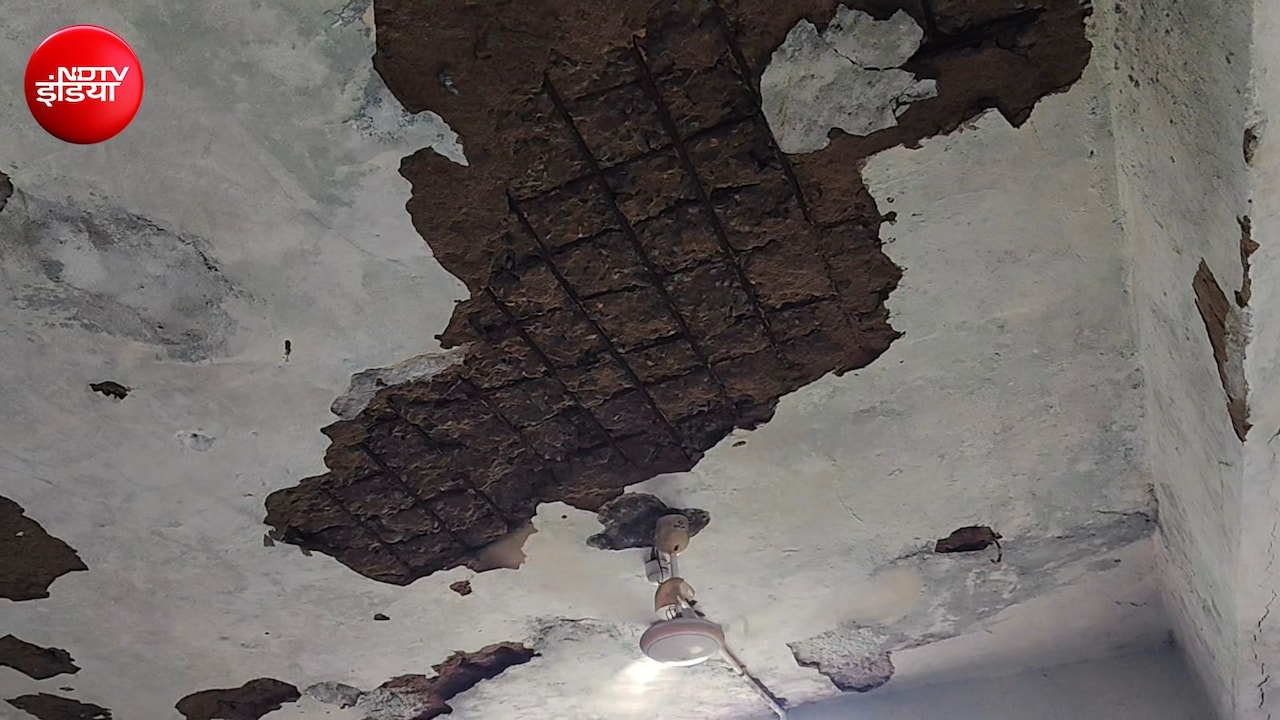 छत से गिर रहा प्लास्टर, डर के साये में पढ़ रहे छात्र; छत्तीसगढ़ के स्कूल का खौफनाक मंजर