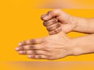 उंगलियों के जोड़ काले क्यों पड़ते हैं? स्किन एक्सपर्ट से जानें Dark Knuckles पर क्या लगाना चाहिए