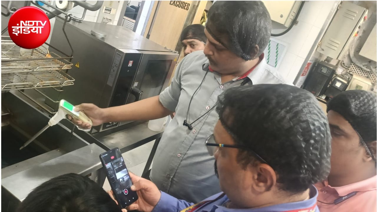 ऑनलाइन ऑर्डर किए चिकन में गड़बड़ी का आरोप, KFC आउटलेट पर हेल्थ डिपार्टमेंट की रेड