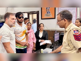 पैलेट गन मामले में दर्ज हुई FIR, पांच घंटे से पीड़ित के साथ धरने पर थे राहुल गांधी