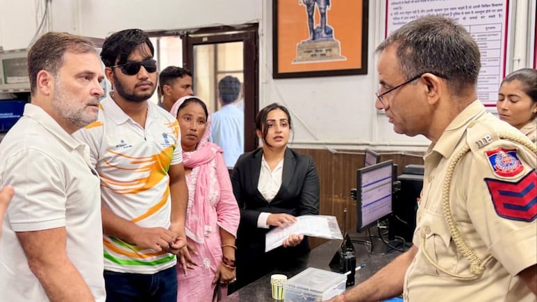 पैलेट गन मामले में दर्ज हो रही FIR, पांच घंटे से पीड़ित के साथ धरने पर थे राहुल गांधी