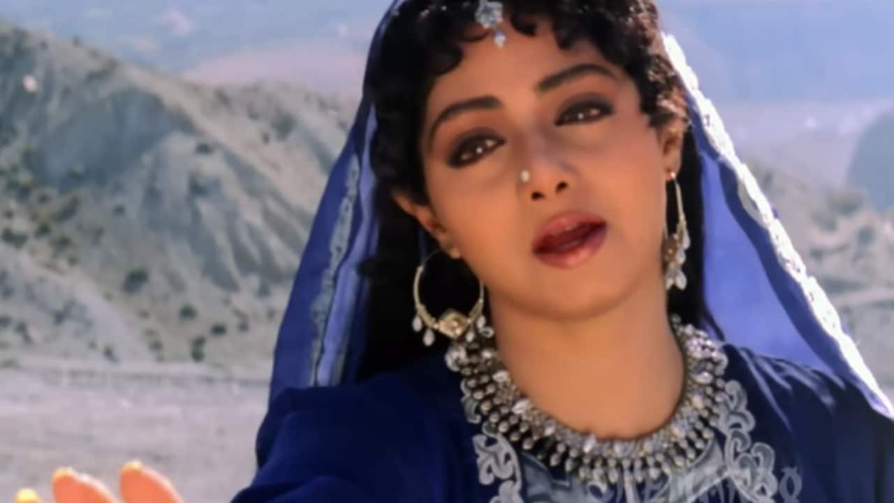 घुंघराले बाल और आंखों में मोटा काजल, 32 साल पुराने गाने में दिखा था श्रीदेवी का ये हसीन लुक, 21 साल बड़े हीरो से किया था रोमांस