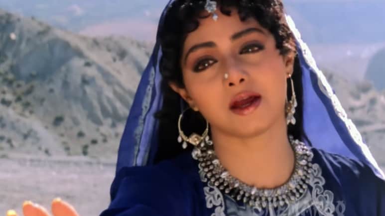 घुंघराले बाल और आंखों में मोटा काजल, 32 साल पुराने गाने में दिखा था श्रीदेवी का ये हसीन लुक, 21 साल बड़े हीरो से किया था रोमांस