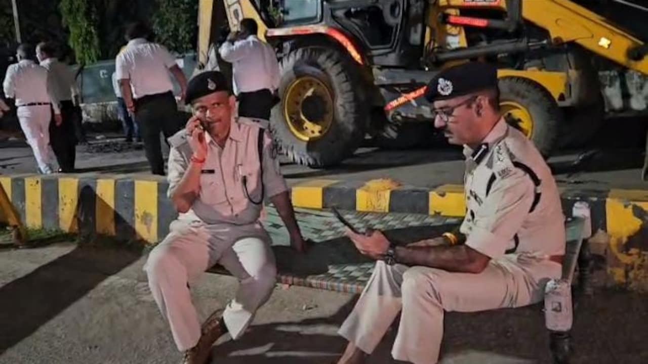 ग्वालियर में सड़कों की खुली परतें: कोर्ट की निगरानी में आधी रात तक हुई सैंपलिंग, खटिया पर बैठे नजर आए SSP
