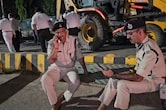 ग्वालियर में सड़कों की खुली परतें: कोर्ट की निगरानी में आधी रात तक हुई सैंपलिंग, खटिया पर बैठे नजर आए SSP