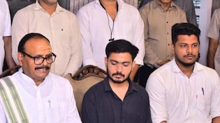 आरक्षण के खिलाफ आंदोलन करने वालों से मिले UP के डिप्टी सीएम ब्रजेश पाठक, साथ लेकर दिल्ली जाएंगे