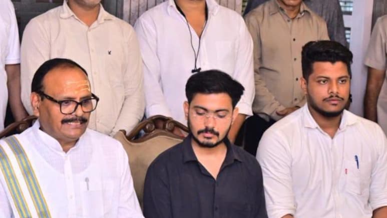 आरक्षण के खिलाफ आंदोलन करने वालों से मिले UP के डिप्टी सीएम ब्रजेश पाठक, साथ लेकर दिल्ली जाएंगे