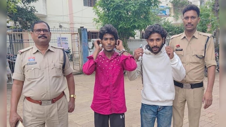 CG: पुलिस के मना करने भी जेल के बाहर रील बनाकर अपलोड की, जब गिरफ्तार हुए तो कान पकड़ बोले- अपराध करना पाप है