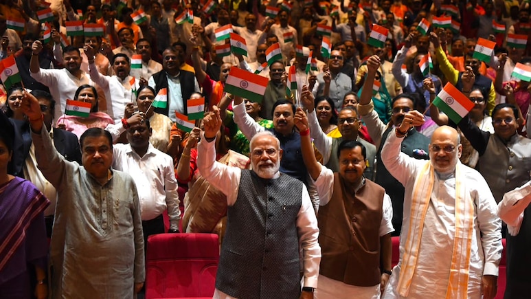 एनडीए के 'मंगल मिलन' में पीएम नरेंद्र मोदी ने लहाराया तिरंगा, वंदे मातरम् के लगे नारे