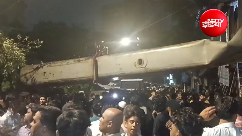 मुंबई लोकल ट्रेन हादसा:  कुर्ला में क्रेन रेलवे की बिजली लाइन पर गिरी, दो मकान और कई यात्री चपेट में आए