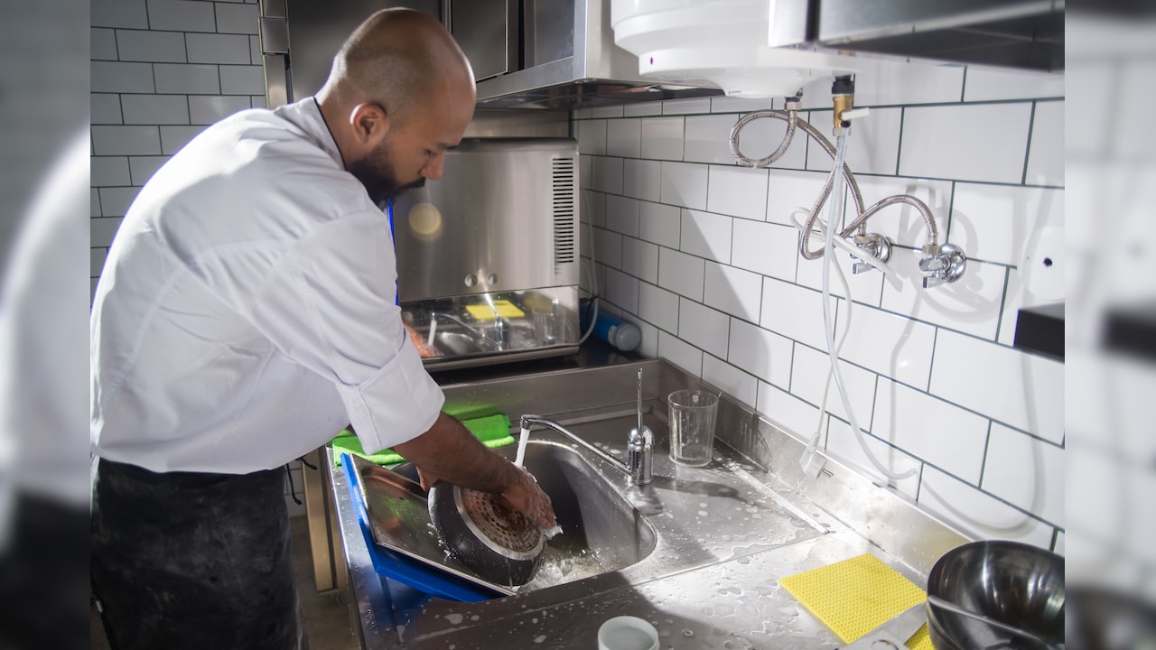 Fired Corporate Employee Takes Dishwashing Job To Avoid Feeling Useless: 'Not Doing For Money'
