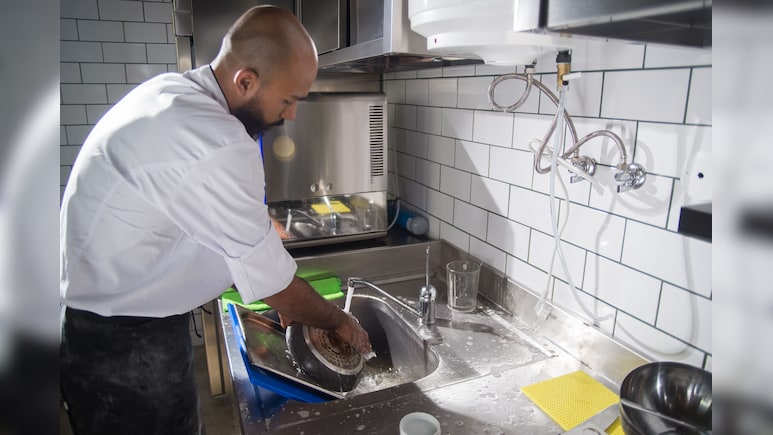 Fired Corporate Employee Takes Dishwashing Job To Avoid Feeling Useless: 'Not Doing For Money'
