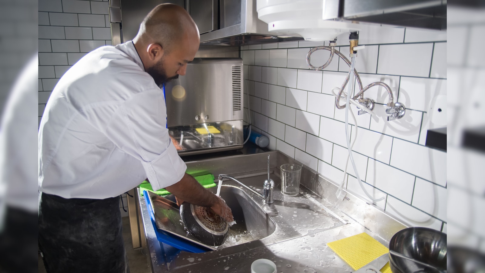 Laid-Off Corporate Employee Takes Part-Time Dishwashing Job to Regain Routine
