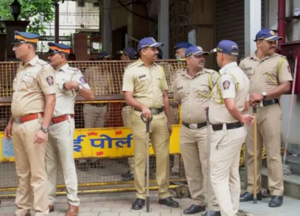 मुंबई में नौसैनिक समेत परिवार के 4 लोगों के शव मिलने से हड़कंप, दो महीने के बच्चे को भी दिया जहर