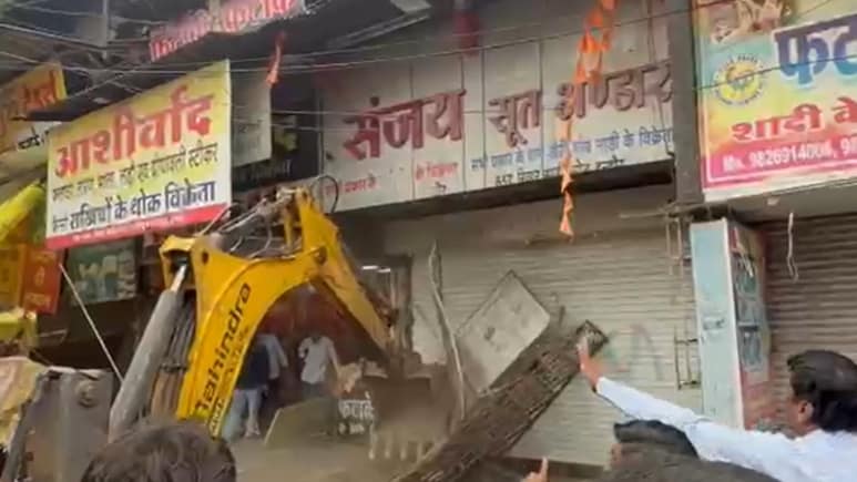 इंदौर के रानीपुरा मार्केट में नगर निगम का बड़ा एक्शन, दुकानों के बाहर बने अवैध निर्माणों पर चला बुलडोजर