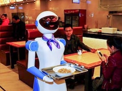 पाकिस्तान के रेस्टोरेंट में 2 रोबोट परोस रहे खाना, राबिया और जोजो से मिलने की जिद्द कर रहे बच्चे