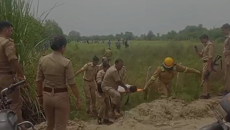 घटनास्थल से घायल पायलट को लेकर आते पुलिस के जवान. घटनास्थल से घायल पायलट को लेकर आते पुलिस के जवान.