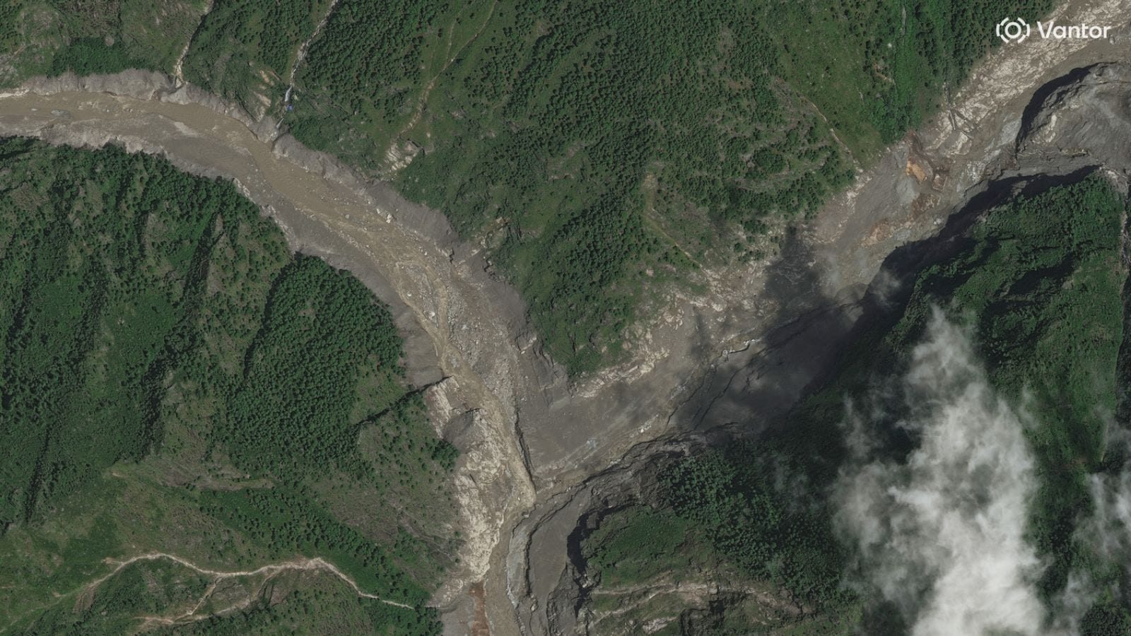 चीन-नेपाल सीमा और ग्यिरोंग पोर्ट/रसुवागढ़ी सीमा चौकी के बाढ़ से बाद की तस्वीर.