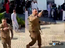 VIDEO: पाकिस्तान में पत्नी ने छात्रों के प्रदर्शन से निपटने के लिए फौजी पति को बुलाया