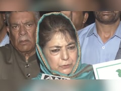 'उन्होंने J-K का स्पेशल स्टेटस छीन लिया' महबूबा मुफ़्ती ने केंद्र पर निशाना साधा, आर्टिकल 370 और 35A को बहाल करने की मांग को लेकर प्रोटेस्ट