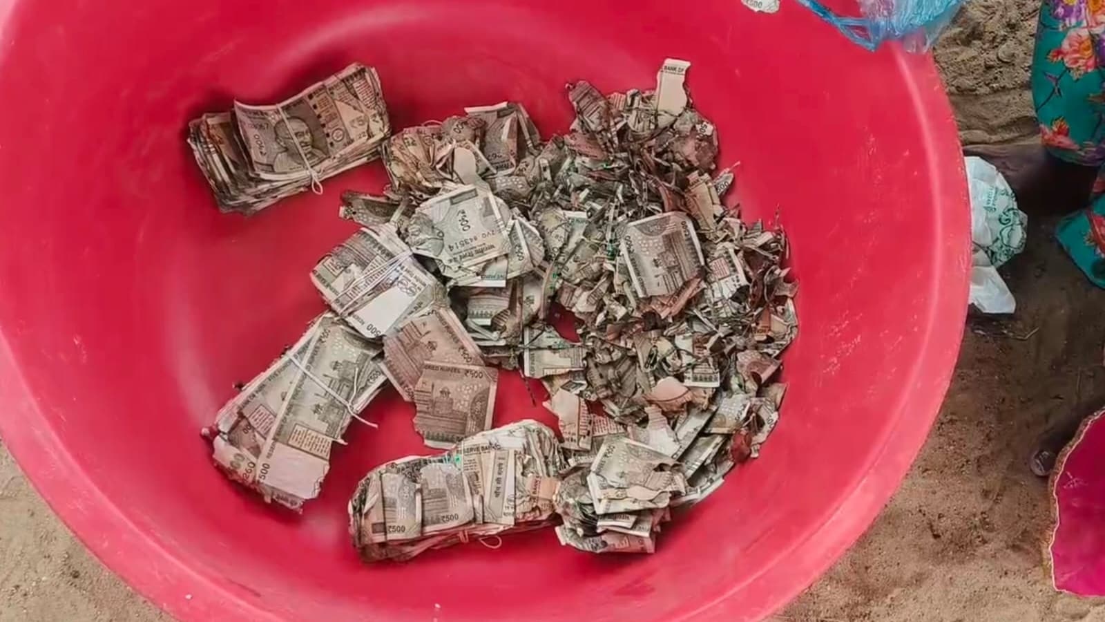 किसान को कुछ इस हालत में मिली उसकी कमाई.