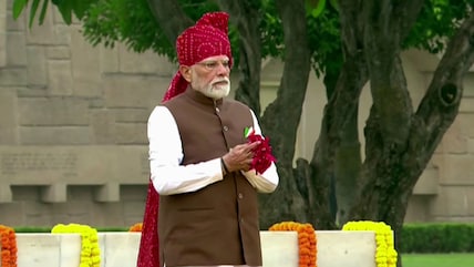 PM Modi Pays Tribute To Mahatma Gandhi At Rajghat On Independence Day