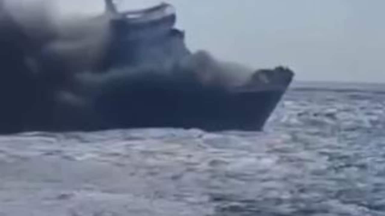 VIDEO: इंडोनेशिया में बीच समंदर फेरी में लगी भयंकर आग, 5 लोगों की मौत, 41 लापता, बचाव अभियान जारी