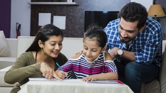 बच्चा हर समय मोबाइल में रहता है? बिना डांट-फटकार के स्क्रीन टाइम कम करेंगे पेरेंटिंग के ये 5 आसान तरीके