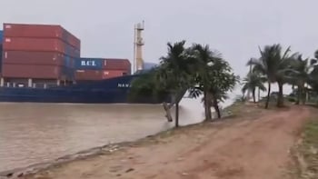Watch: Singapore-Flagged Ship Suffers Steering Failure, Rams Into Hooghly River Bank