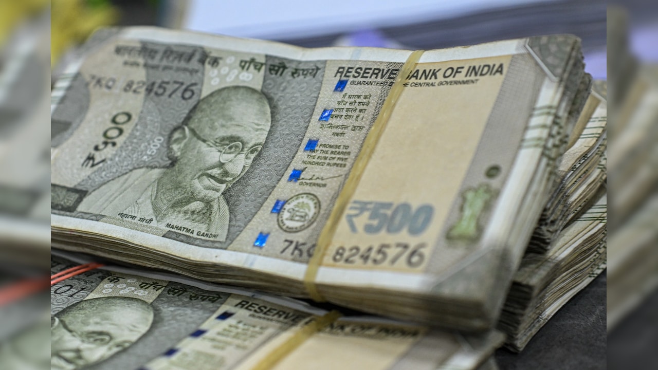 Traders Bet RBI Hold, Cash Boost To Steepen India Yield Curve