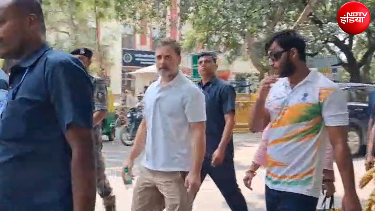 पैलेट गन पीड़ित को लेकर संसद मार्ग थाने पहुंचे राहुल गांधी, जंतर-मंतर प्रोटेस्ट में घायल हुए थे साहिल