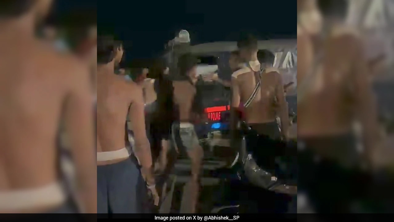 Clash Breaks Out Between 2 Groups Of Kanwariyas In UP, Cop Injured