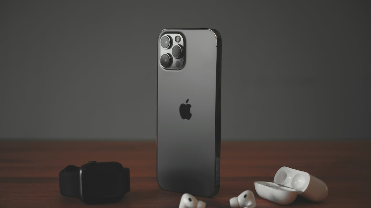 iPhone 2027: Apple Moves Forward With Curved Glass Design Despite Cancelation Rumours