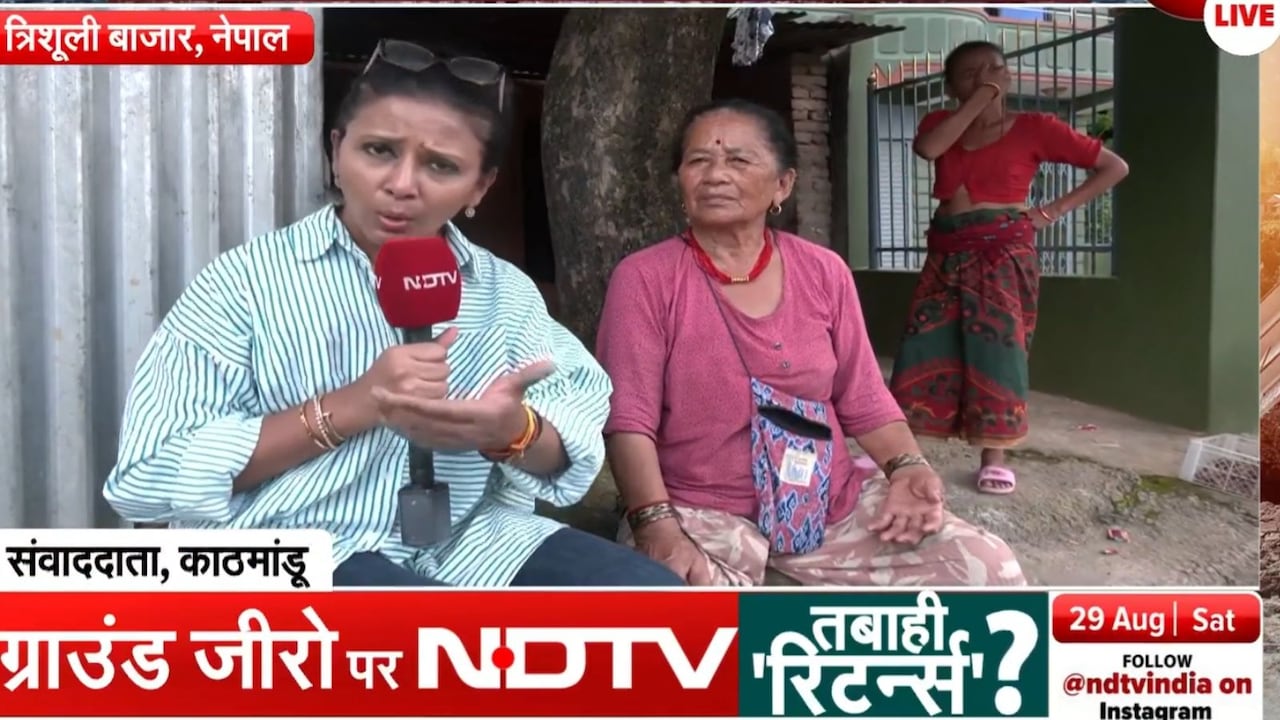 साथ जिये और अब संग मरेंगे, नेपाल की बाढ़ में बीमार पति को नहीं छोड़ रही बुजुर्ग महिला; VIDEO