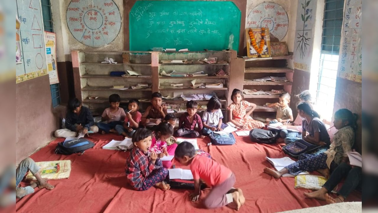 आदिवासी स्कूल बना कबाड़खाना! जर्जर भवन में गंदगी का अंबार, शिक्षक पर नशे में आकर पढ़ाने का आरोप