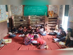 आदिवासी स्कूल बना कबाड़खाना! जर्जर भवन में गंदगी का अंबार, शिक्षक पर नशे में आकर पढ़ाने का आरोप