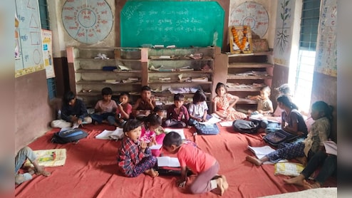 आदिवासी स्कूल बना कबाड़खाना! जर्जर भवन में गंदगी का अंबार, शिक्षक पर नशे में आकर पढ़ाने का आरोप