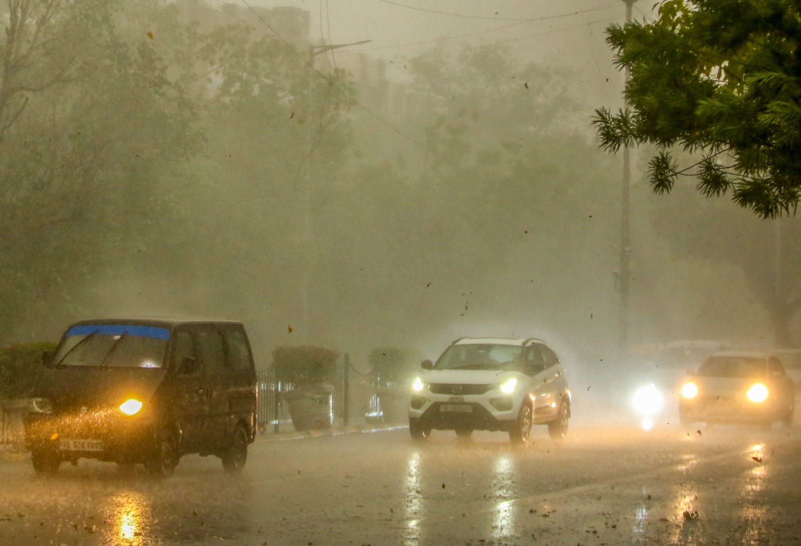 दिल्ली-NCR में दिन में ही छा गया अंधेरा, मॉनसूनी बारिश को लेकर बड़ा अलर्ट; क्या है IMD का अपडेट?