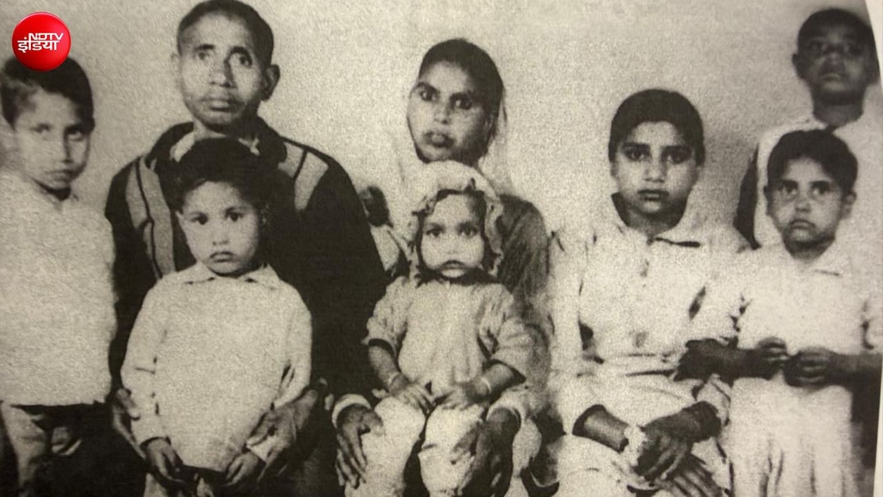 मायावती अपने माता-पिता और भाइयों और बहन के साथ (दाएं से तीसरे)