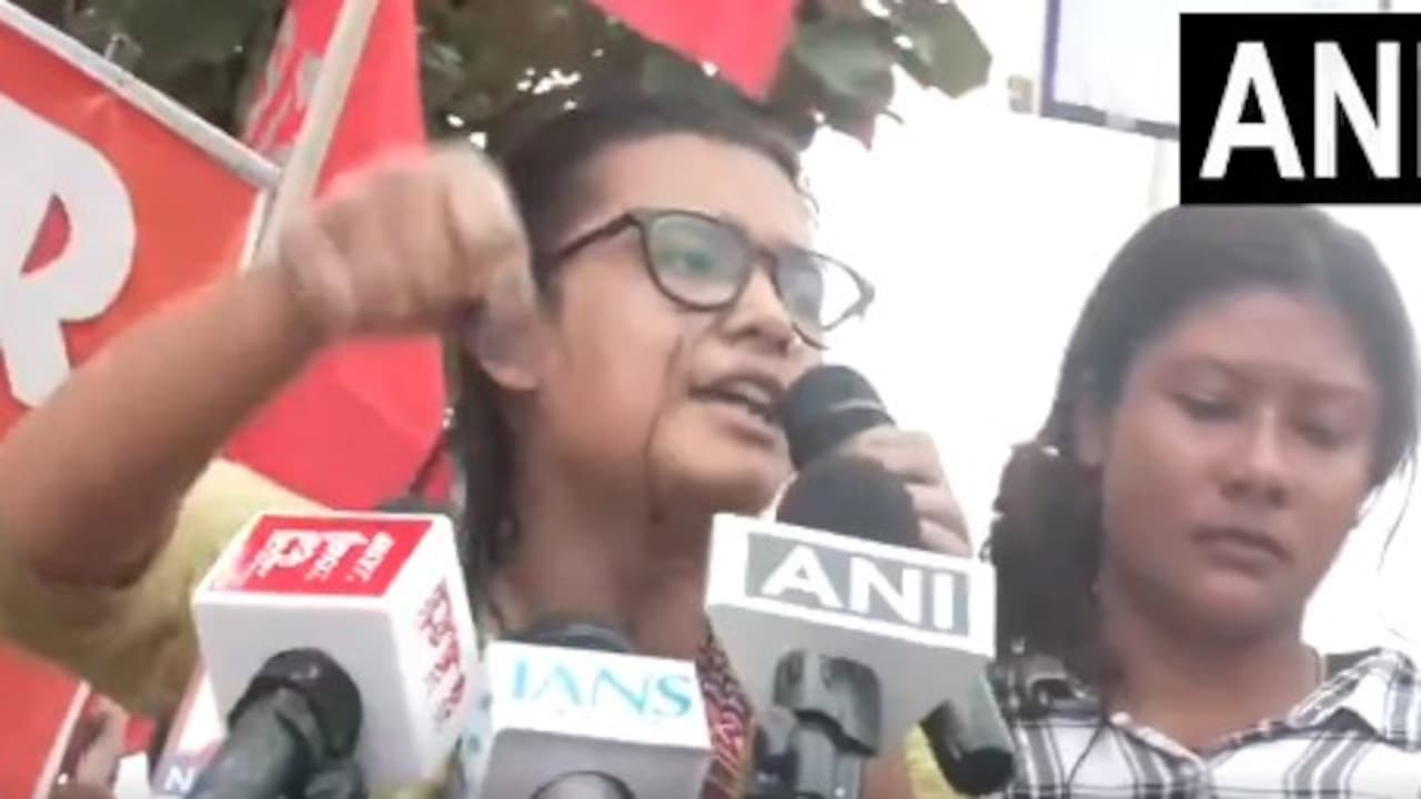 रांची में छात्रों के मार्च के दौरान हंगामा, AISA चीफ नेहा पर फेंकी गई स्याही