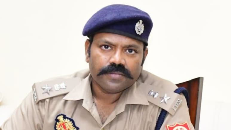 IPS बीबीजीटीएस मूर्ति का पूरा नाम क्या है? धोती-कुर्ता में ल&zwj;िया मेरठ SSP का चार्ज, NDTV से बताई नाम की कहानी