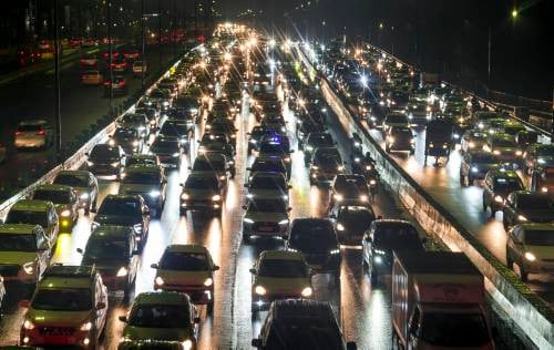 Delhi NCR Rain Waterlogging: सड़कों पर वाहनों की लंबी कतार