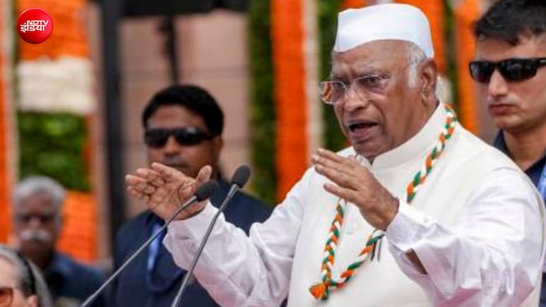 अपने ही नेताओं से क्&zwj;यों नाराज हुए कांग्रेस अध्&zwj;यक्ष खरगे? CWC मीट&zwj;िंग में बोले- मुझे अफसोस है