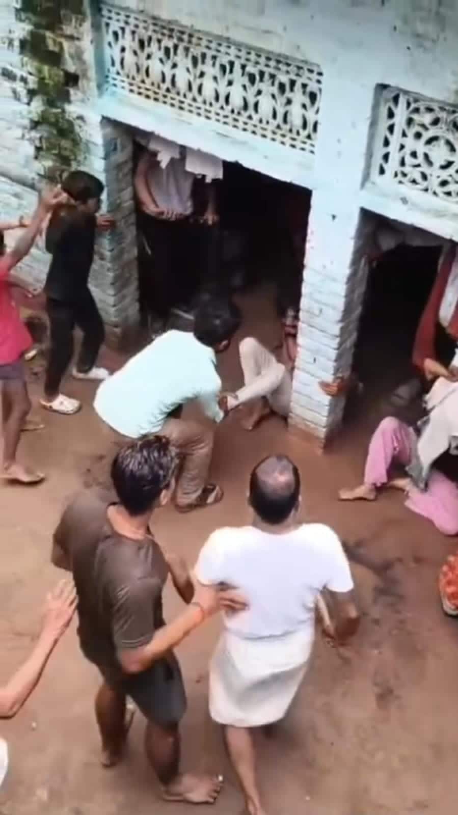 Kanpur Dehat Viral Video: प्रेमी-प्रेमिका को अंदर से घसीटकर लाते हुए Kanpur Dehat Viral Video: प्रेमी-प्रेमिका को अंदर से घसीटकर लाते हुए