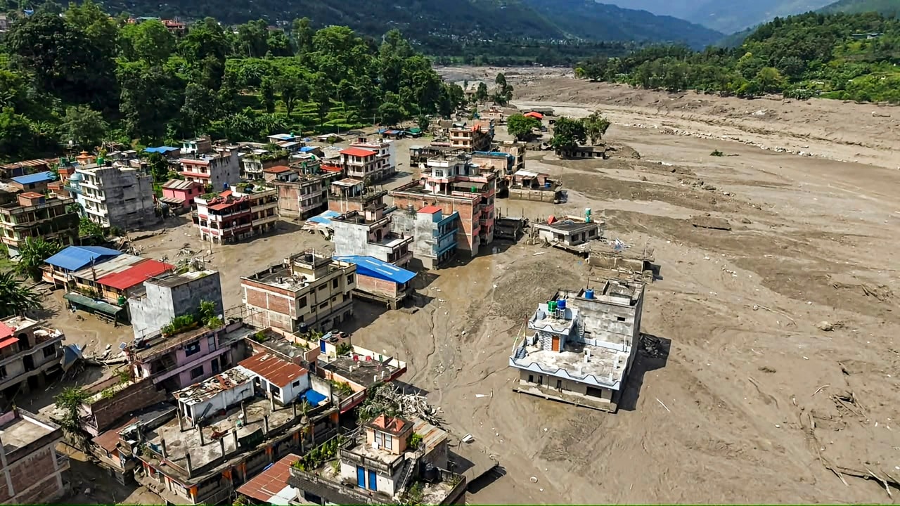 Nepal Flash Flood: नेपाल में बाढ़ ने मचाई तबाही Nepal Flash Flood: नेपाल में बाढ़ ने मचाई तबाही