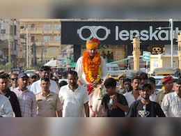 ट्रांसफर होने पर कोतवाल सूरजाराम को घोड़े पर बैठाकर क&zwj;िया व&zwj;िदा, पुलिसकर्मियों की आंखों से छलके आंसू&nbsp;