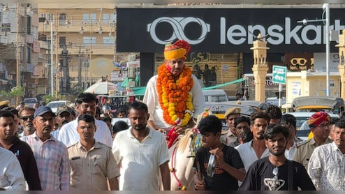 ट्रांसफर होने पर कोतवाल सूरजाराम को घोड़े पर बैठाकर क&zwj;िया व&zwj;िदा, पुलिसकर्मियों की आंखों से छलके आंसू&nbsp;
